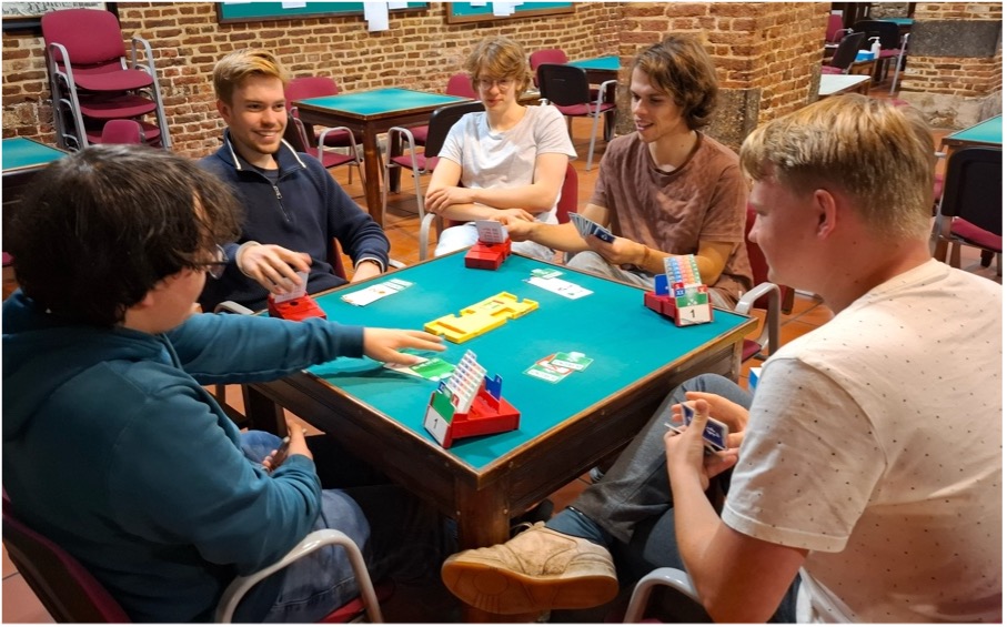 groepje studenten die bridge spelen
